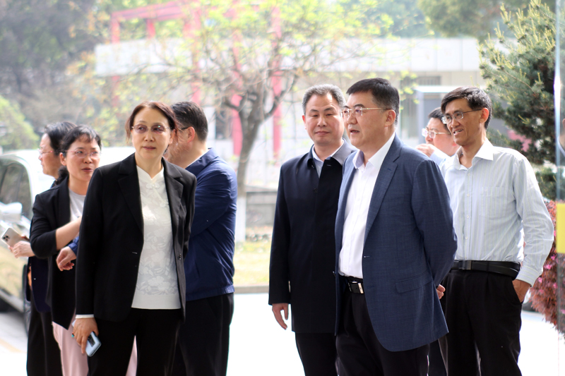 【镇江市政协党组副书记、副主席吴彤到304am永利集团药业开展“加强新污染物治理”主题调研】的配图